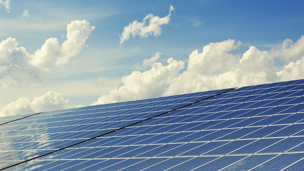 Proyectos de generación de energía eléctrica mediante fuentes renovables.